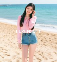 해변에서 촬영 중인 모델 - 핑크셔츠 청반바지 썸네일