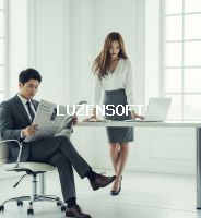 화이트톤 사무실에서 신문보는 사장과 서서 노트북 하는 비서 썸네일