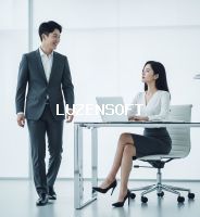 화이트톤 사무실에서 밝은 얼굴의 사장과 그를 바라보는 비서 썸네일