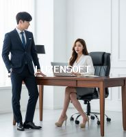 화이트톤 사무실에서 서있는 사장과 밝게 웃는 비서 썸네일